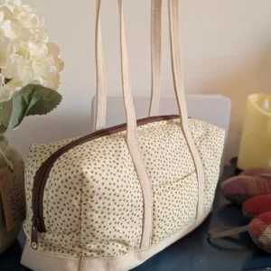Medium sized duffle shoulder bag.